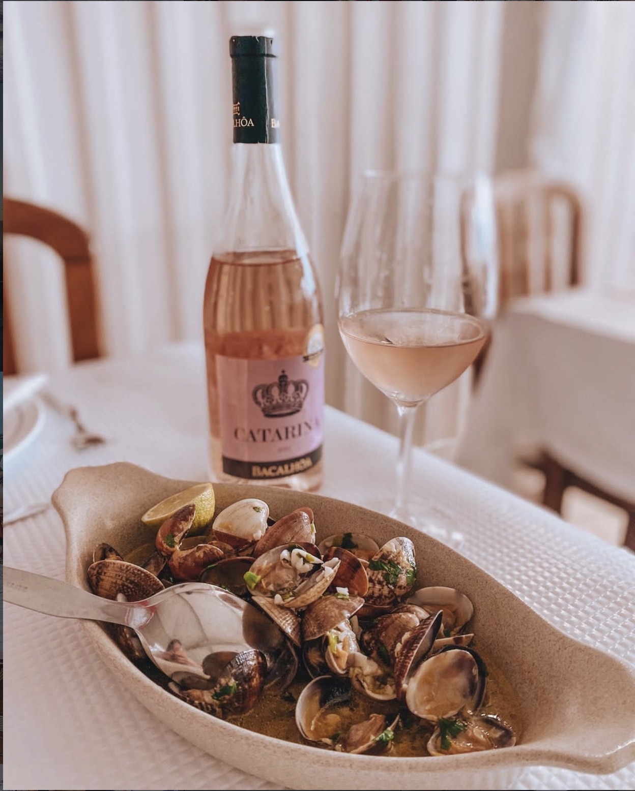 Amêijoas à Bulhão Pato com vinho rosé, na sala do Crôa