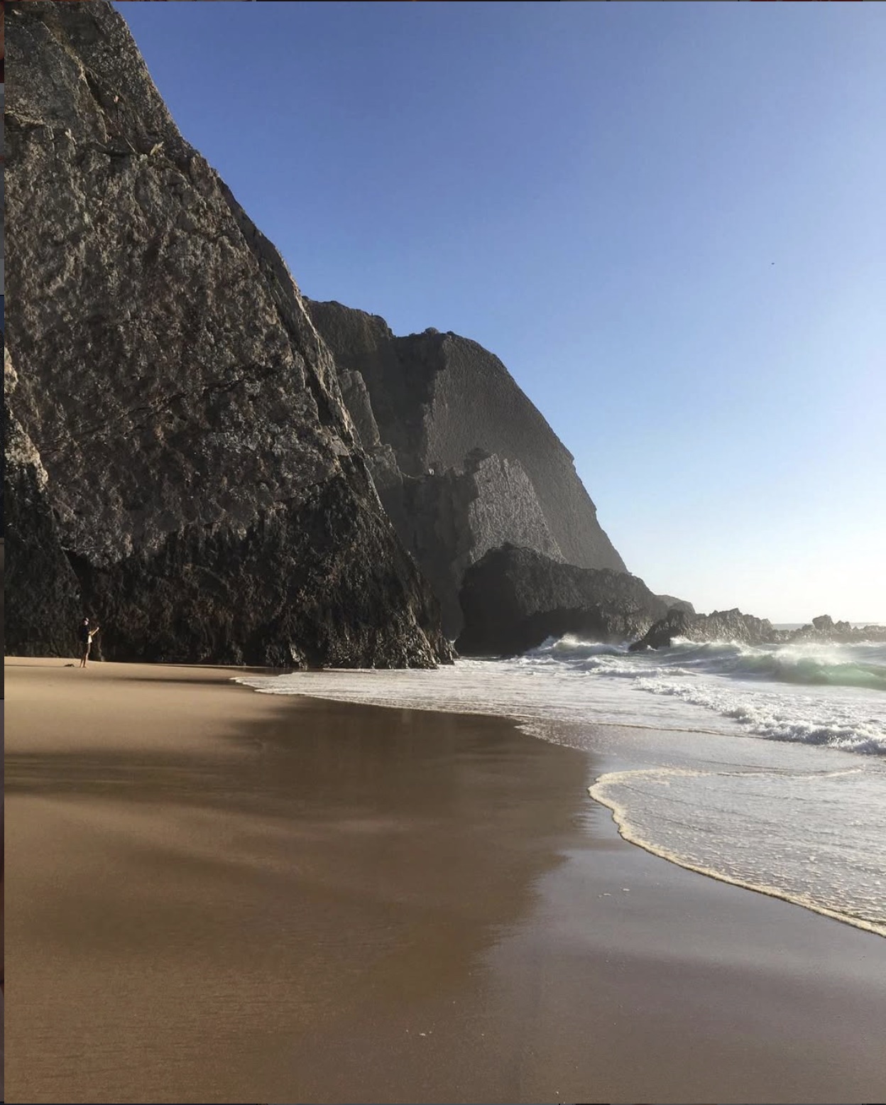 A Praia Grande e as arribas, em frente ao restaurante